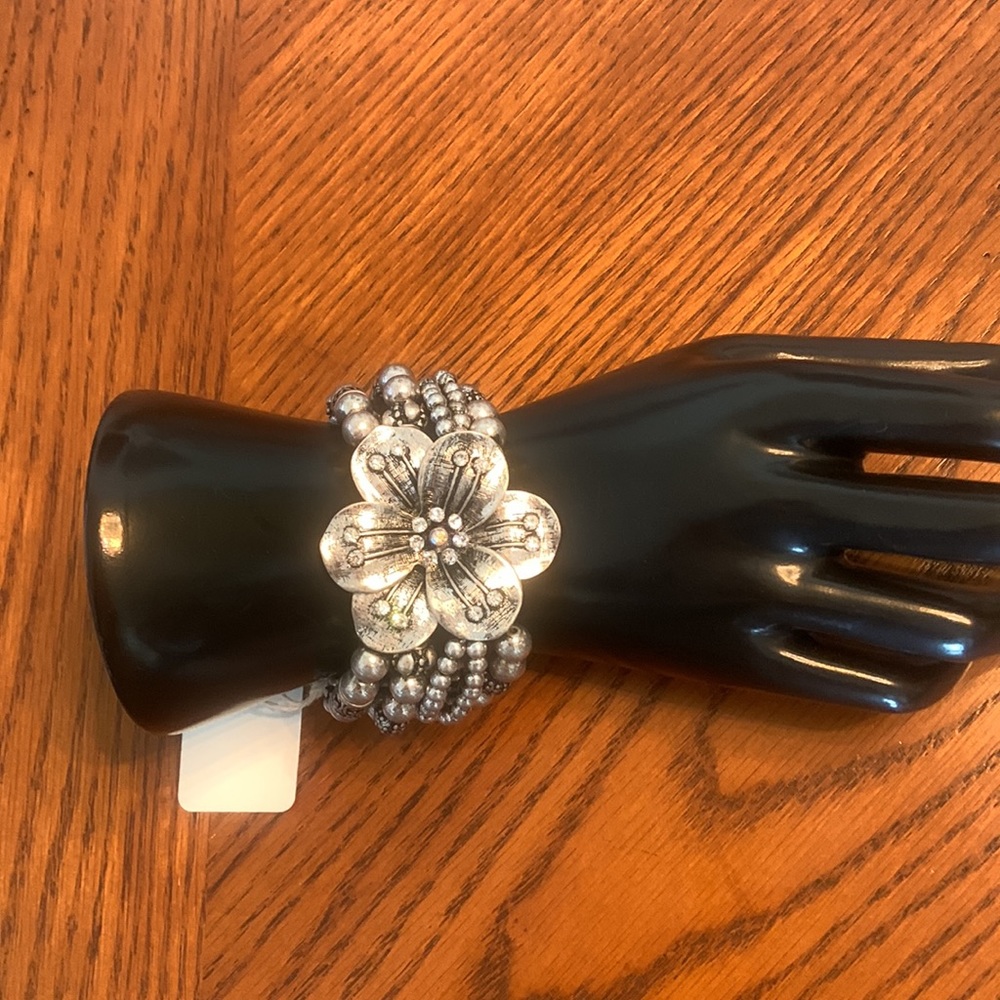 NWT BOHO FUN!! Silver Tone Stretch Bracelet Beautiful Flower 🌺 In Center - Picture 11 of 14